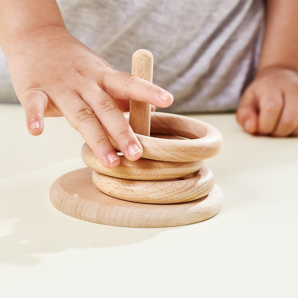AWARIKIDS Spielzeug Set Mega Aufräumer Kind spielt mit Stapelringen