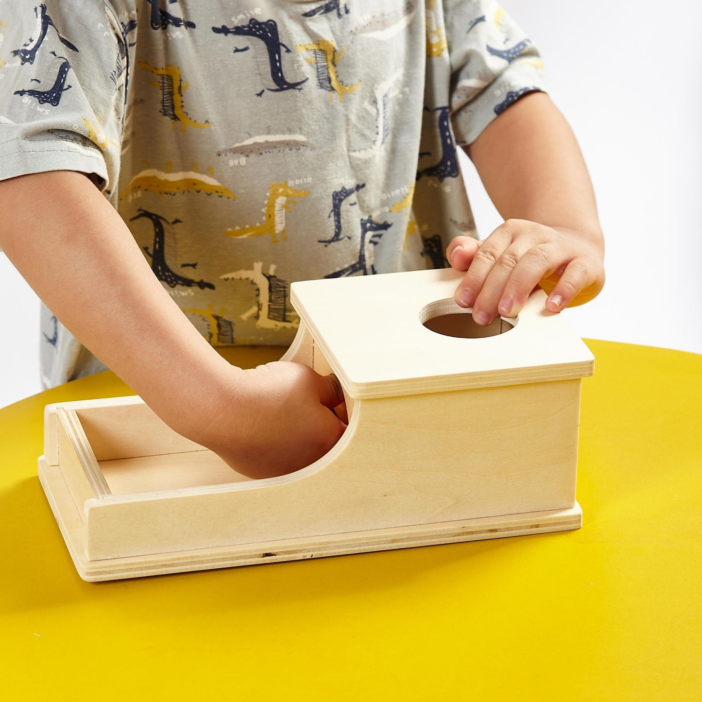 AWARIKIDS Spielzeug Set Mein Multitalent Kind spielt Holzspielzeug mit Kugel
