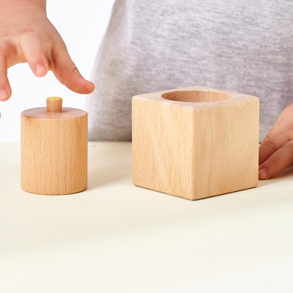 AWARIKIDS Steckspiel aus Holz Pinzettengriff Kind spielt
