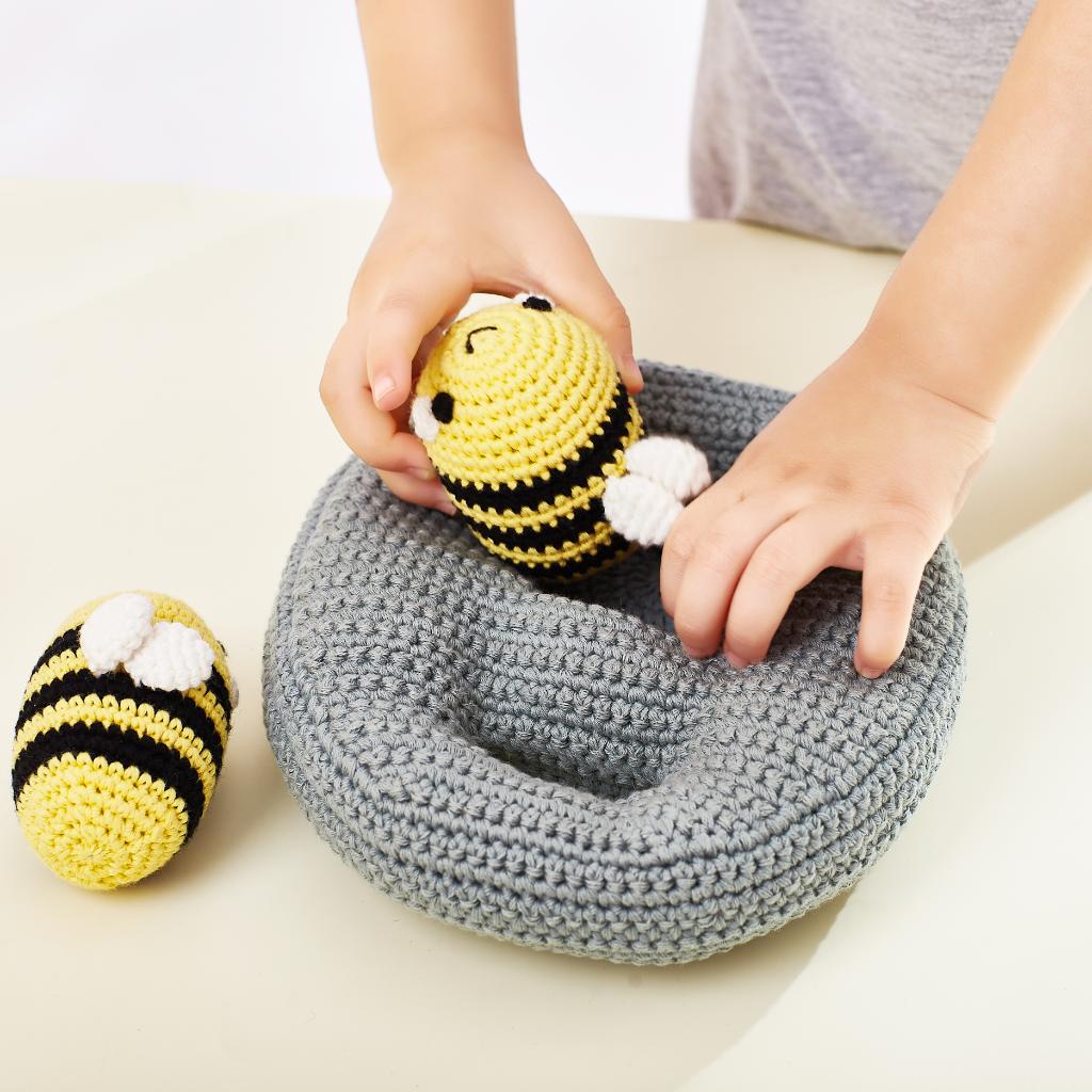 Stofftier Set Bienen Kind spielt