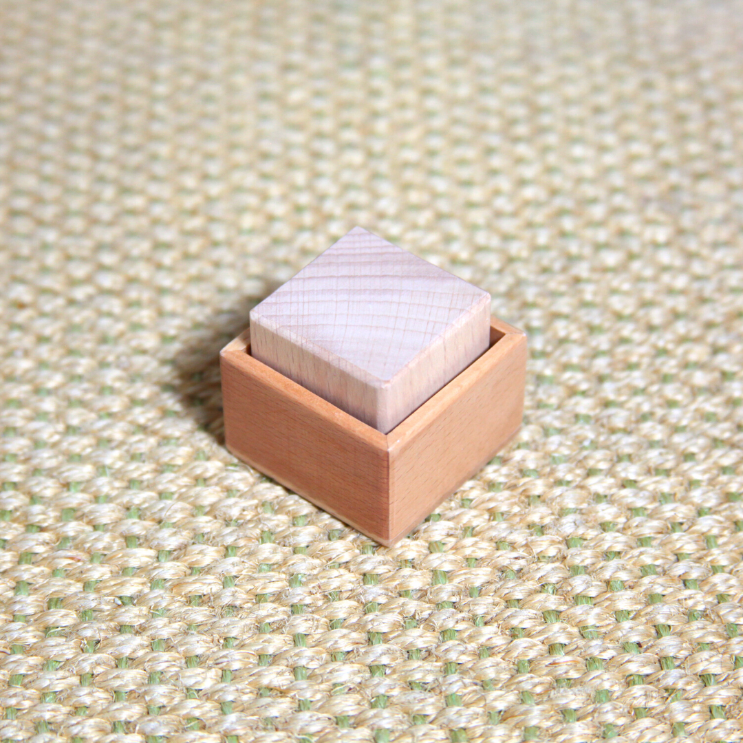 Würfel und Schachtel aus Holz