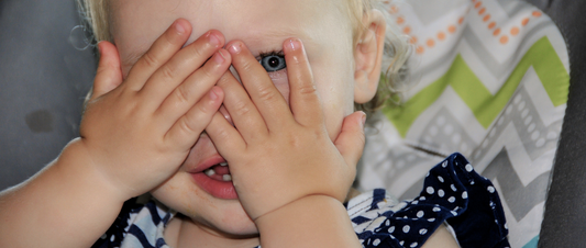 Objektpermanenz verstehen: Warum Babys Versteckspiele lieben