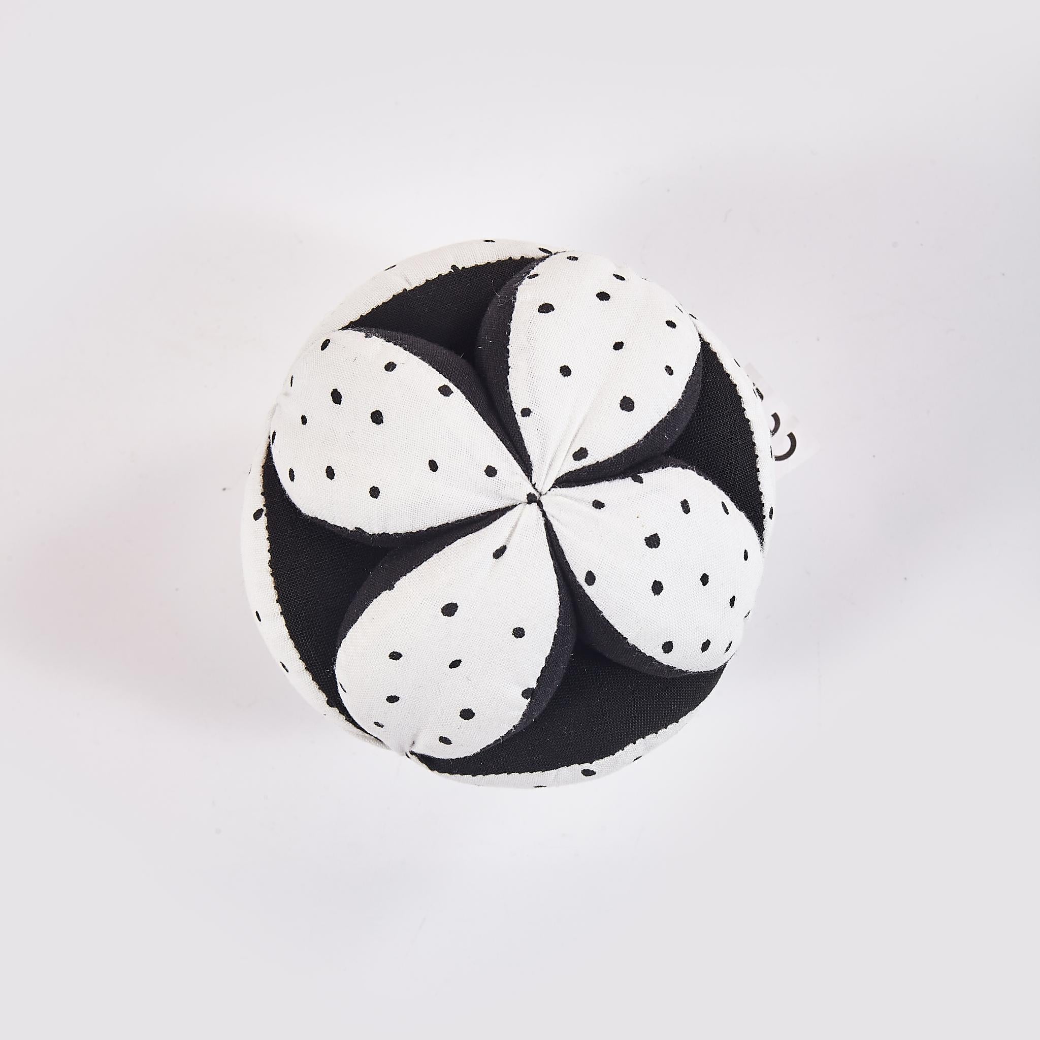 Montessori Ball in Schwarz Weiß