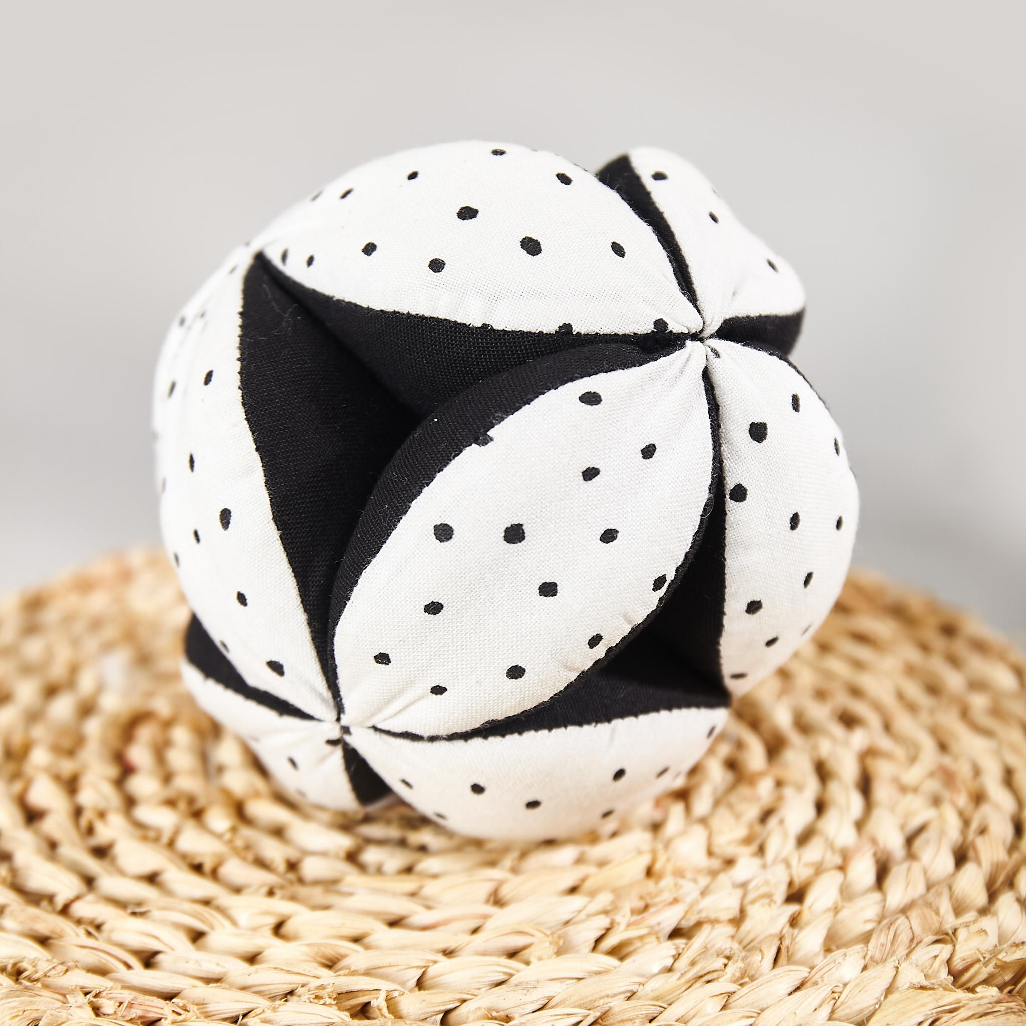 Montessori Ball in Schwarz Weiß