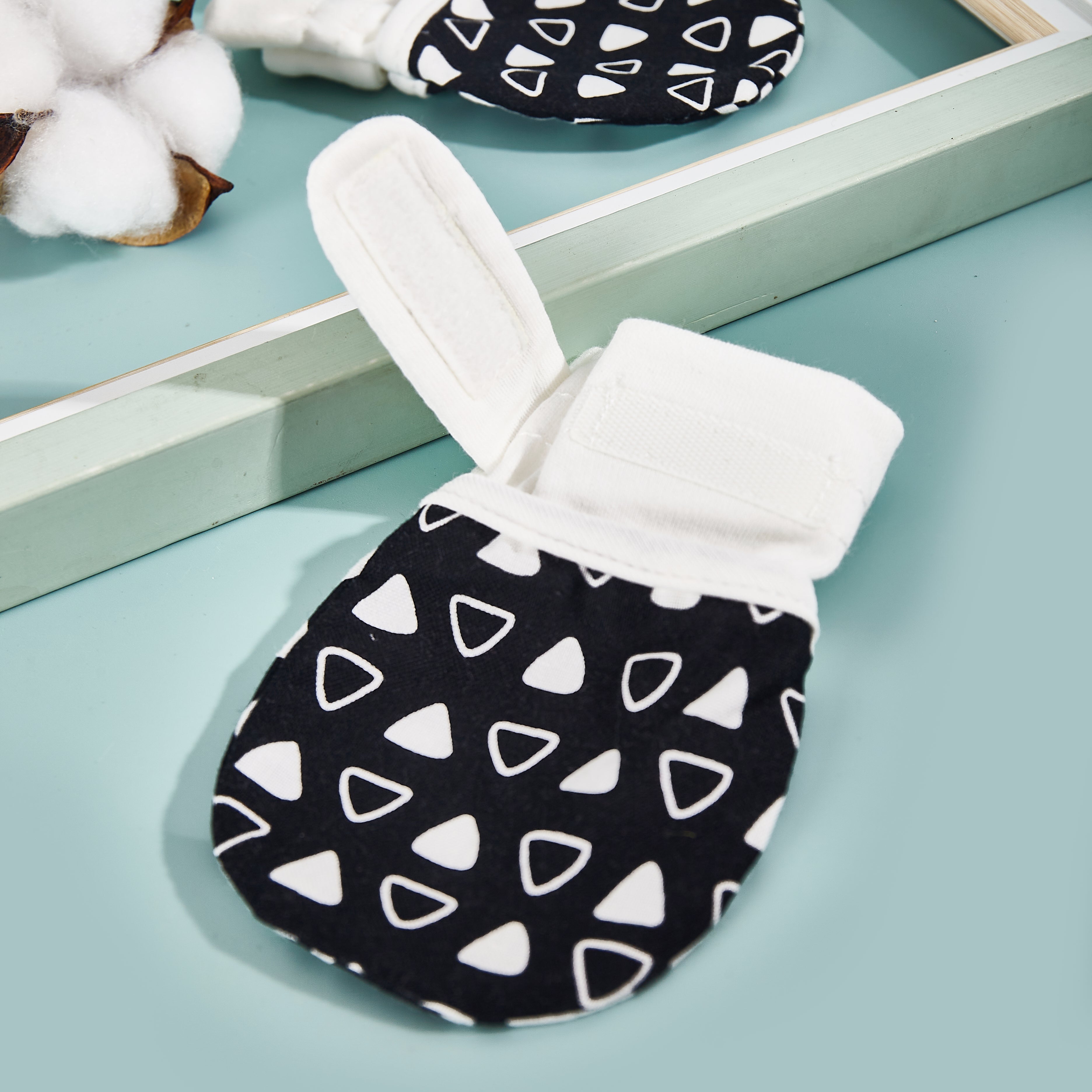 Newborn Contrast Mittens