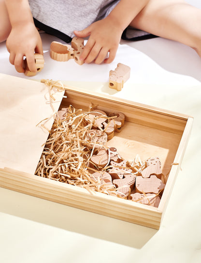 AWARIKIDS Fädelspiel Tiere Kind spielt auf dem Boden