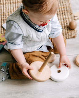 AWARIKIDS Startseite Kleinkind spielt mit Steckspielzeug