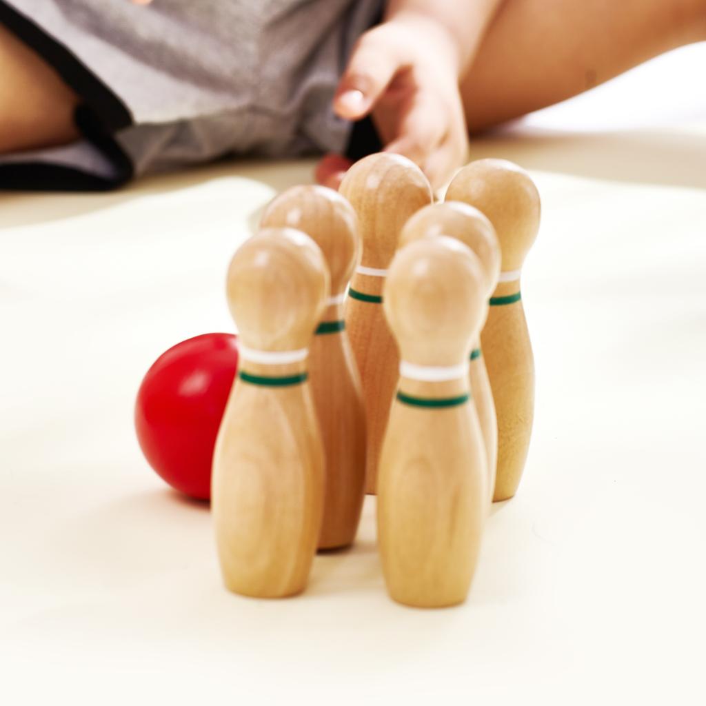 AWARIKIDS Spielzeug Set Geniales Talent Kind spielt mit Kegelspiel Holz