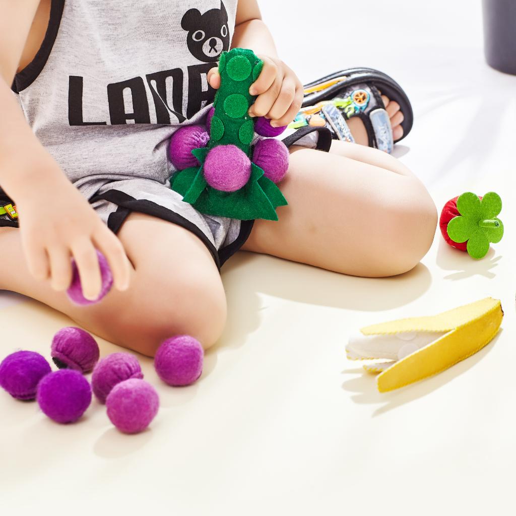 AWARIKIDS Spielzeug Set Geniales Talent Kind spielt mit Spielobst mit Kletterschlüssen