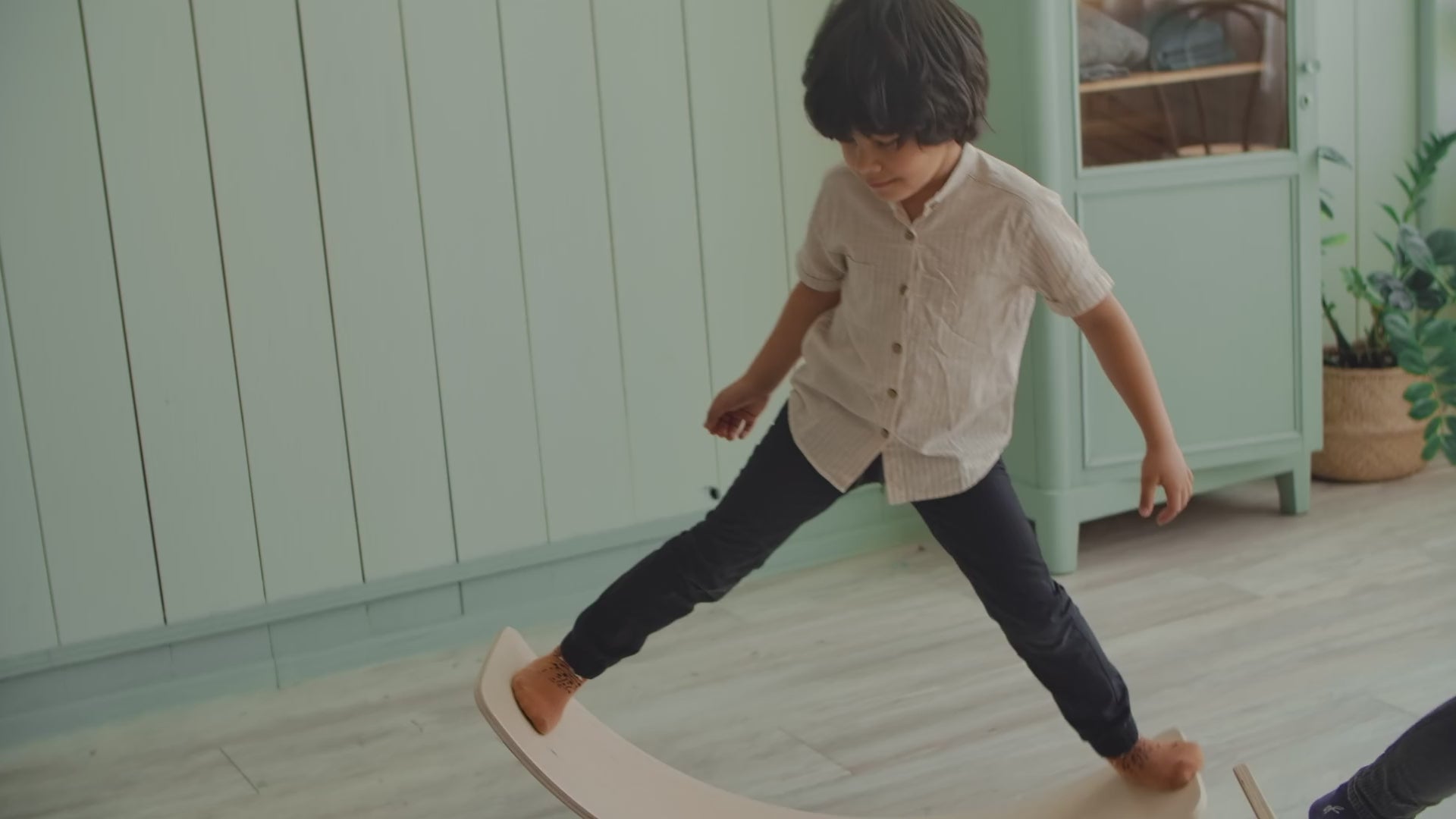 Zwei Kinder balancieren auf Balance Board Zuhause