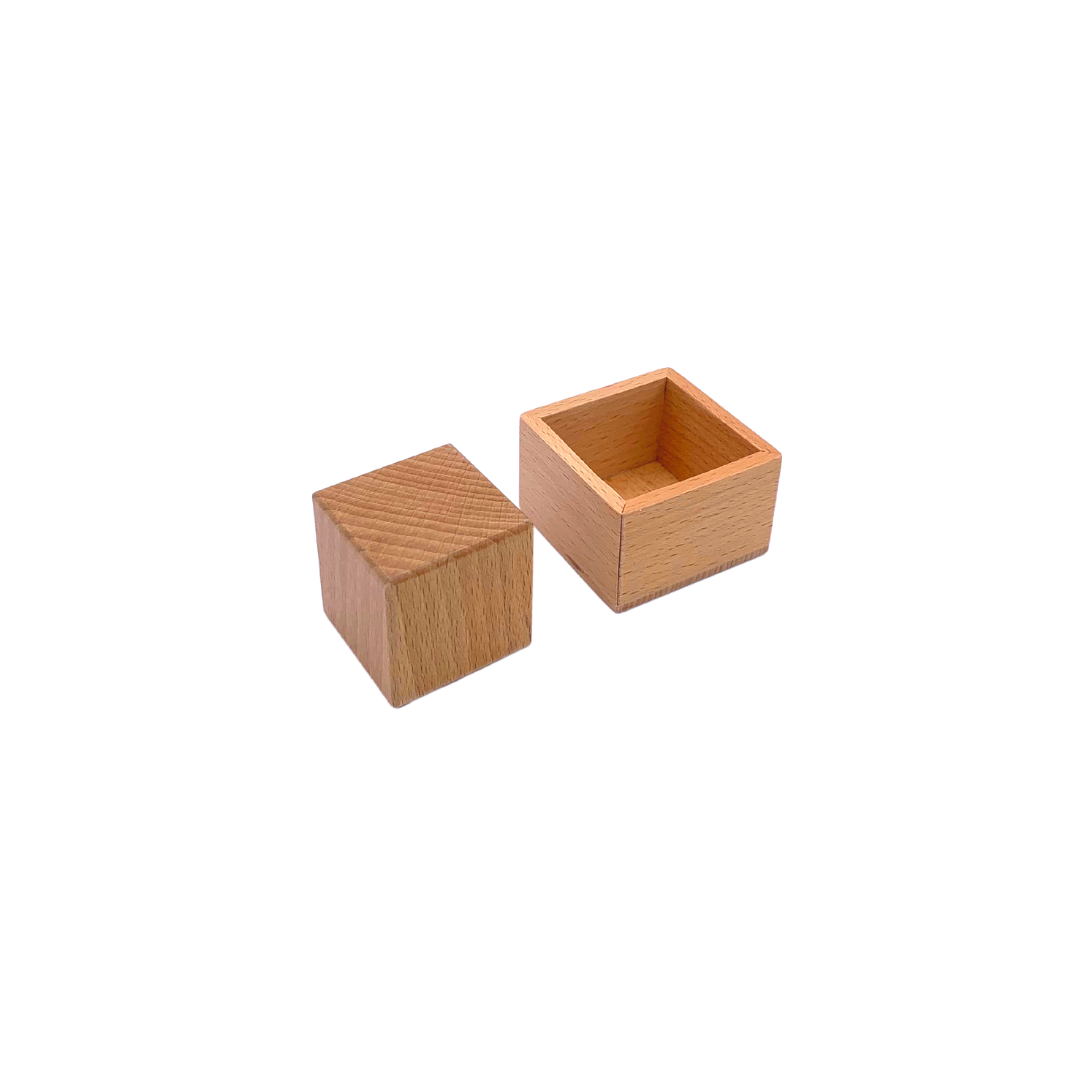 Würfel und Schachtel aus Holz
