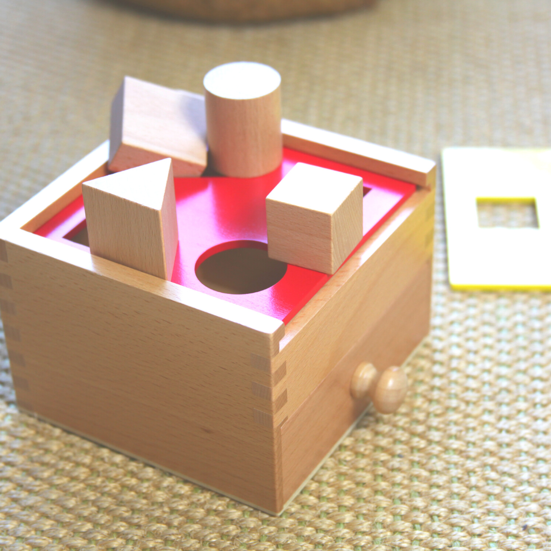 Montessori Formenspielzeug Steckspiel Sortierbox mit Schublade Kasten mit 4 Formen aus Holz